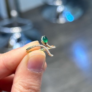 Anillo de Serpiente Dinámica con Diamantes Verdes Chapado en Oro de 18K y Plata de Ley S925, Nuevo Estilo Chino, Anillo de Moda Ligero y Lujoso para Abuela - Product Image 2