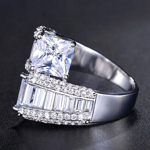 Anello di Lusso a Forma di Trapezoide con Zirconi per Donne, Gioiello da Dito Scintillante e Alla Moda - Product Image 5