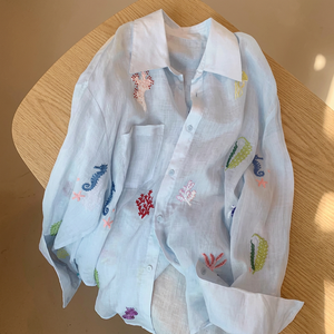 Chemise décontractée d'été pour femme en ramie bleu clair brodée de fleurs, motif corail, col rabattu, manches longues, coupe ample - Product Image 4