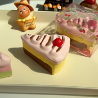 Moozy Jouet anti-stress réaliste en forme de gâteau de framboise, mousseux à remontée lente, mignon, pour le jeu alimentaire
