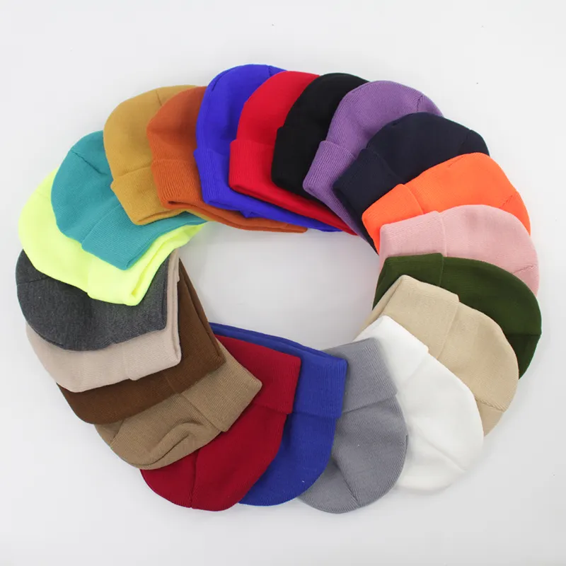 بالجملة توريد عادي مصبوغ متعدد الألوان شتوية محتفظ بعلامة تجارية مخصصة الأزياء الباردة محبوك قبعة الجمجمة