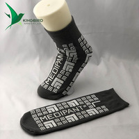 Vente en gros de chaussettes tricotées jetables antidérapantes pour adultes avec motif à pois et semelle antibactérienne en caoutchouc