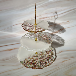 แท่นวางเค้ก2025สำหรับบ้านและงานแต่งงานเค้กวันเกิดปาร์ตี้เค้กที่ตั้งโรงแรมให้บริการที่วางเค้กโลหะเรซินดีไซน์ทันสมัยจากอินเดีย - Product Image 1