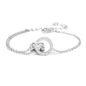 Set di <span class=keywords><strong>Gioielli</strong></span> da Donna di Alta Moda in Acciaio Inossidabile con Bracciale, Collana e Orecchini Impermeabili Placcati Oro 18k con Diamanti e Numeri Romani - Product Image 6