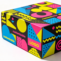 Boîte rigide deux pièces style Memphis ludique avec imprimé géométrique audacieux à blocs de couleur et logo personnalisé en relief – Coffret cadeau pour boutique de mode