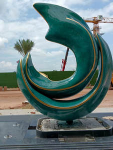 Grande fontaine extérieure moderne en acier inoxydable, sculpture abstraite en métal peint vert, élément aquatique - Product Image 3