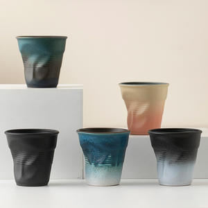 Tasse à latte en céramique pétrie à la main vintage et créative Tasse à expresso en poterie grossière avec design en <span class=keywords><strong>origami</strong></span> irrégulier pour les fêtes - Product Image 1