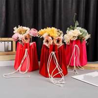 Personnalisez votre propre logo, sac en papier kraft pliable de luxe, coloré, recyclable, de forme polygonale, avec cordon de serrage pour l'emballage des fleurs