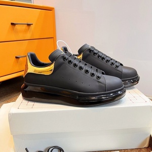 Chaussures de luxe haut de gamme pour hommes, baskets respirantes et tendance, chaussures épaisses noires personnalisées, chaussures de course en cuir véritable pour femmes - Product Image 1