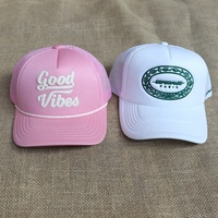 Casquettes de sport décontractées unisexes de haute qualité avec logo brodé en relief personnalisé, en mousse polyester, 5 panneaux, dos en maille, visière incurvée, style trucker