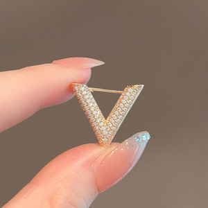 เข็มกลัดคริสตัลรูปตัววีสำหรับสตรี - Product Image 1