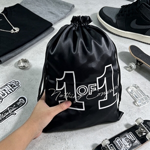 Sac à cordon en satin noir de luxe avec logo personnalisé imprimé, sac anti-poussière en satin pour vêtements streetwear et emballage de chaussures - Product Image 1