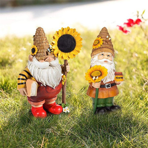 Statua di Gnomo da Giardino e Decorazione per Esterni: Ornamento Perfetto per Adornare Cortili e Prati Un eccellente regalo per il giardinaggio - Product Image 3