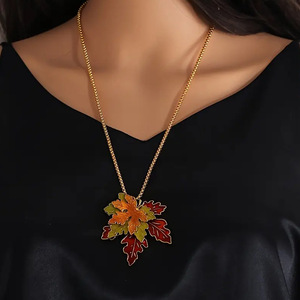 Collar con colgante de hoja de arce retro, cadena de aleación de oro esmaltada para mujer, regalo, joyería de moda - Product Image 1
