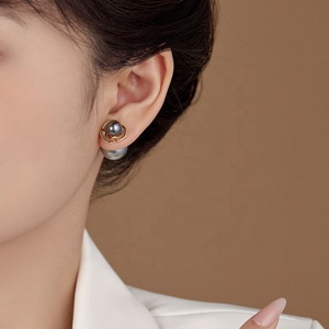 Boucles d'oreilles clous géométriques polyvalentes grises 2025 avec zircon et finition plaquée or pour femme, luxe haut de gamme - Product Image 5