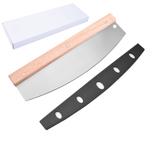 Cortador de Pizza de Acero Inoxidable con Mango de Madera y Cuchilla Curva para un Corte Fácil en el Hogar y Restaurantes - Product Image 1