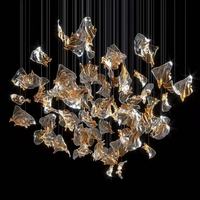 Firelux développe un luminaire suspendu doré en forme de fleur pour escalier de villa haut de gamme et luxueuse.
