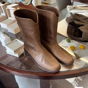 รองเท้าบูทหนังแท้สไตล์เกาหลีปี 2026 ทรงวี ปากกว้าง สำหรับผู้หญิง ความยาวครึ่งน่อง ส้นแบน แบบรองเท้าอัศวิน - Product Image 1