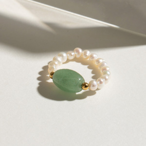 Bague élastique en aventurine verte perle, bijoux unisexes à porter au quotidien - Product Image 1