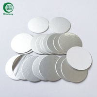 Voedselverpakkingen met inductiefolie verzegeling, kartonnen achterkant en aluminiumfolie voering.