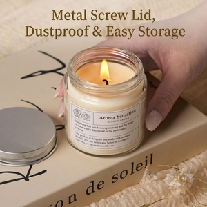Bougie en cire de soja aromatique dans un bocal en verre transparent au design simple, avec couvercle à vis argenté, pour ornement de table de salon - Product Image 1