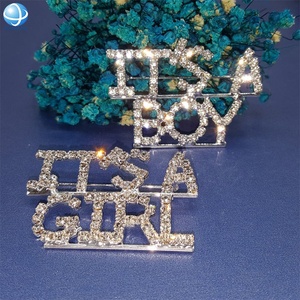 Broche de diamantes de imitación con letras personalizadas, alfileres de seguridad de aleación chapados en plata, regalos de joyería, accesorios de decoración de <span class=keywords><strong>ropa</strong></span> para hombres y mujeres - Product Image 1