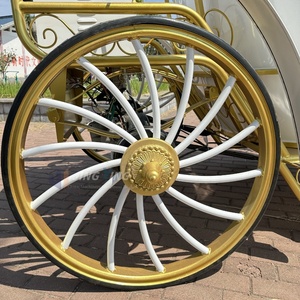 Carruaje de calabaza tirado por caballos de la ciudad <span class=keywords><strong>vieja</strong></span> Paseo turístico europeo vintage - Product Image 5