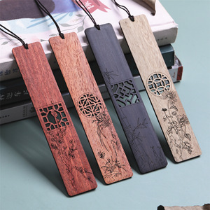 Marcapáginas de Madera de Redwood de Estilo Chino Tradicional con Grabados de Rejilla, Flor de Ciruelo, Bambú y Crisantemo - Product Image 6