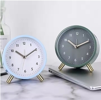 Horloge de bureau analogique silencieuse avec chiffres arabes rétroéclairés et à piles pour la décoration murale de la maison