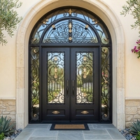 Porte d'entrée de villa décorative extérieure en fer forgé cintrée traditionnelle de luxe, à double battant avec ouverture latérale et vitrage, sur mesure