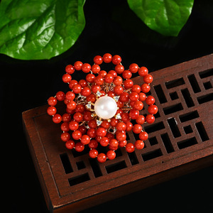 Broches Rojos de Alta Calidad Personalizados de Hongzhuo, Corsage de Flores para Mujer con Diseño de Estambres de Perla - Product Image 4