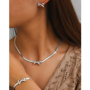 قلادة + سوار + أقراط مجموعة من ثلاث قطع فاخرة بسيطة عقدة فراشة سلسلة طوق الفولاذ المقاوم للصدأ - Product Image 6