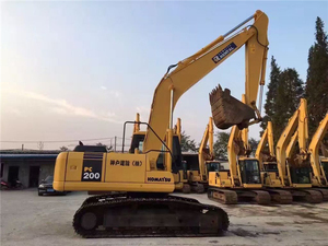 Excavatrice Komatsu PC200 d'occasion, poids en ordre de marche de 29 tonnes, moteur Cummins, capacité de la benne de 1,7 m³, fonctionnement fluide, haute efficacité - Product Image 3
