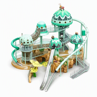 Aire de jeux extérieure sur mesure sur le thème des parcs d'attractions, grands toboggans pour enfants, tours de grimpe et filets d'escalade, adaptées aux parcs et aux stations balnéaires