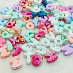 <span class=keywords><strong>Perles</strong></span> acryliques alphabet de couleur unie, revêtement UV, forme irrégulière, trou traversant, pour la fabrication de sangles de téléphone, chaînes de sac, artisanat, vente en gros - Product Image 4
