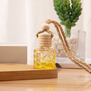Offre Spéciale – Mini Bouteille de Parfum Suspendue pour Voiture en Verre Transparent Vide de 8 ml – Diffuseur d'Air Parfumé - Product Image 2