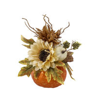 Elegantes Herbst-Erntedank-Tischgesteck mit Sonnenblumen und Ahornblättern für Rustikale Tischdekoration