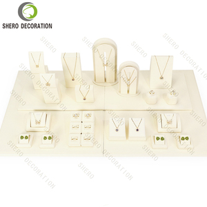 Ensemble de présentoirs à bijoux en microfibre personnalisés, support à bijoux en velours doux pour vitrine de bijouterie - Product Image 1