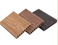Planche de terrasse en WPC à grain de teck lisse, design contemporain, imperméable et protégée contre les UV pour villa extérieure, terrasse