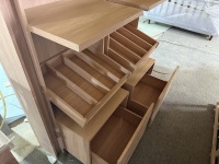 Armoire de présentation minimaliste moderne en bois massif avec 8 étagères, 4 compartiments et 2 tiroirs pour le salon, meubles de maison