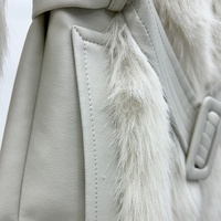 Manteau trench en fausse fourrure de renard de luxe pour femme, élégant, col en V, ceinturé, long, personnalisable en matière, taille et couleur, avec étiquette.