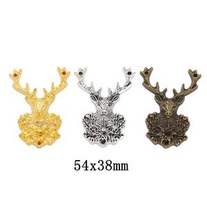 จี้ห้อยคอรูปหัวกวาง สไตล์เรโทร ทำจากโลหะผสมสังกะสี ดีไซน์หรูหรา เหมาะสำหรับทุกเพศทุกวัย สวมใส่ได้ทุกวัน ประดับด้วยไมโครอินเซอร์ต ขนาด 54x38 มม. ผลิตในจีน อุปกรณ์ตกแต่งเครื่องประดับ - Product Image 1