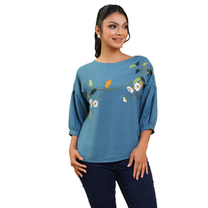 Blusa de Lino Azul con Bordado Floral y Hombros Caídos, Transpirable, Venta al Por Mayor para Mujer - Product Image 1