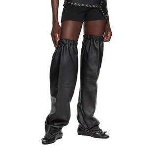 Botas planas de mujer con lazo frontal por encima de la rodilla, de gamuza, con orificios metálicos decorativos, elástico superior ancho y corte holgado, estilo pantalón - Product Image 1