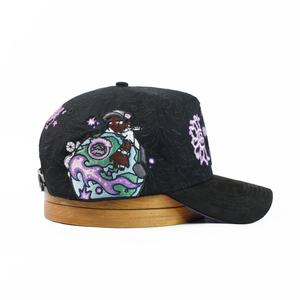 Casquettes de baseball personnalisées en daim 5 panneaux INNEDIT MURATRAVIS ELECTRIC, broderie florale violette de dessin animé - Product Image 3