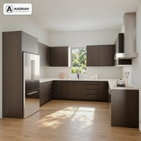 Meuble de cuisine moderne en placage de bois en U avec portes en dalles noires, boîtes en panneaux mélaminés et poignées intégrées