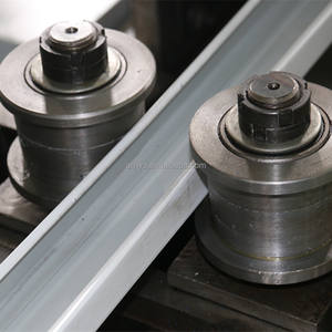 공장 직판 컬러 스틸 모터 베어링 5.5KW 간편 조작 0.3-1.0mm 스터드 트랙 롤 성형기 키일 롤 성형기 - Product Image 4