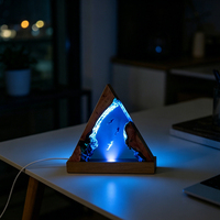 Lámpara de Noche de Resina con Forma de Triángulo Oceánico, Interruptor USB, LED Multicolor, Lámpara de Mesa Artesanal con Diseño de Tiburón Buceando