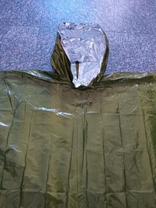 Poncho de pluie d'urgence en aluminium et PE orange imperméable, personnalisable en couleur, fabriqué en usine - Product Image 6