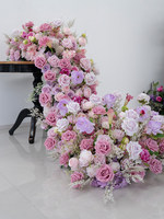 Chemin de table floral long rose poudré et lavande, arrangement de fleurs artificielles en soie (calla, lys, rose) pour décoration classique de mariage et de fête